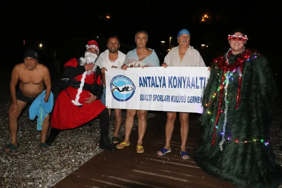 Antalya’da 2026 Yılını Denizde Karşıladılar 13